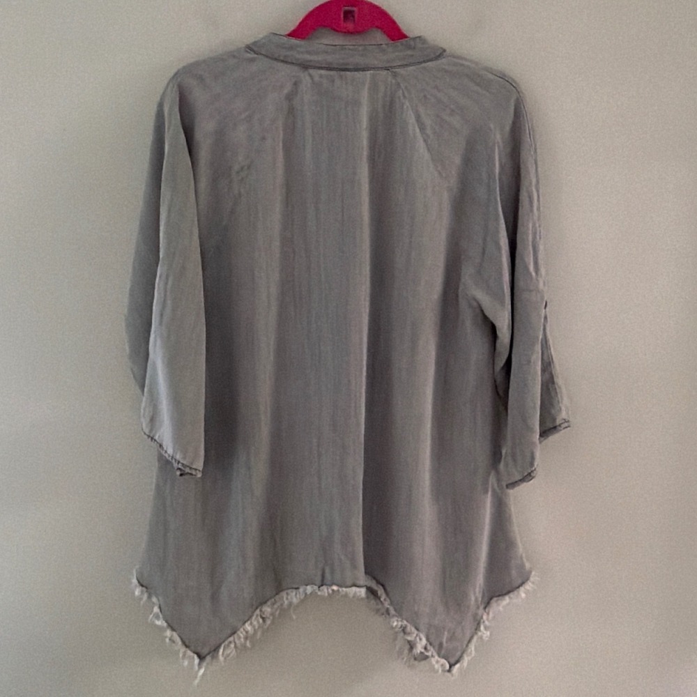 Hester & Orchard Women Medium Gray Tencel Button Split Neck Fringe Sharkbite Top - Picture 7 of 12